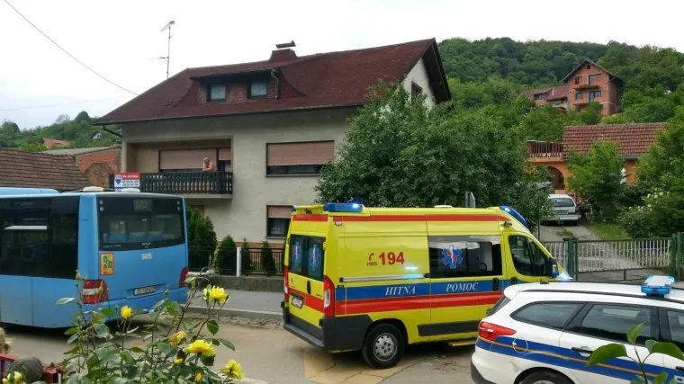 Vozač ZET-ovog autobusa vratima priklije&scaron;tio kolica s djetetom u njima i krenuo voziti: 'Jo&scaron; je fizički krenuo na nas'