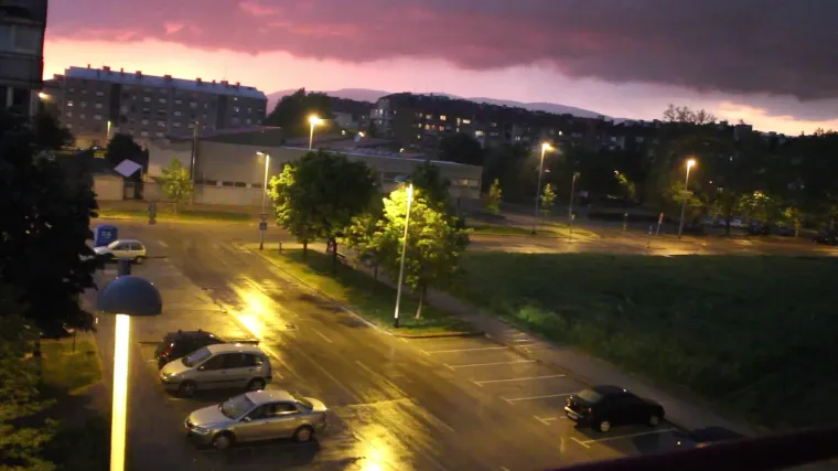 Jedna od onih 'jo&scaron; ima dobrih ljudi' priča: Zagrepčane s bebama u parku uhvatila oluja, predraga žena im priskočila u pomoć