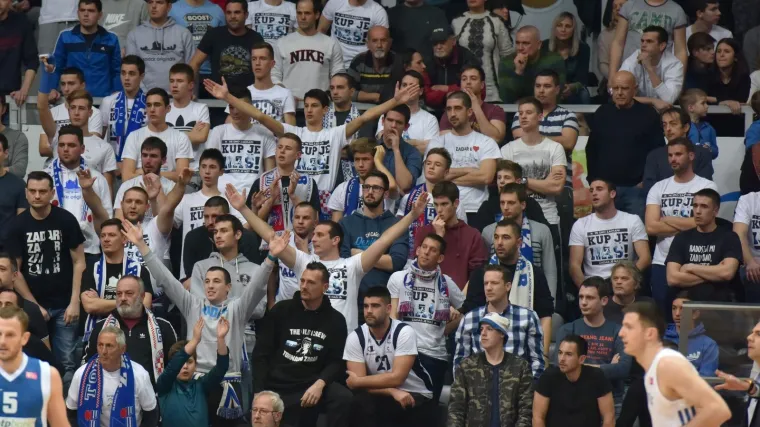 Spustio se s glavne tribine, vrijeđao pa i pljunuo suca u Zadru