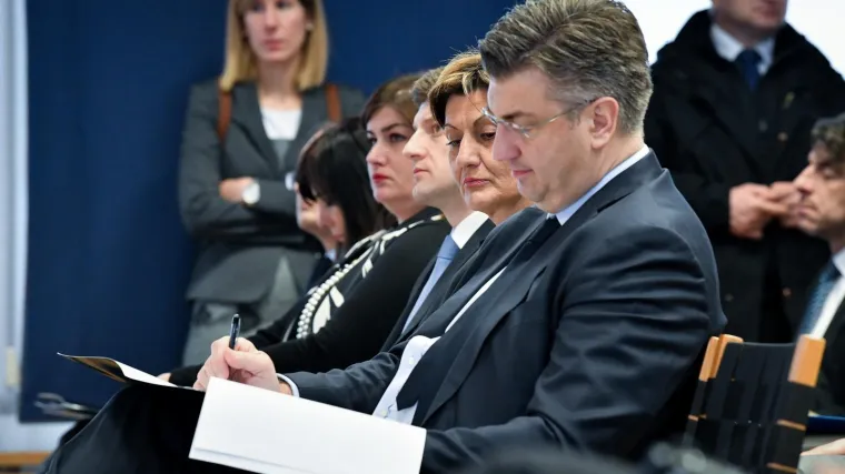 'Plenkoviću, gotovo, je! Ostavka i novi izbori! I angažiraj si tim dobrih odvjetnika'