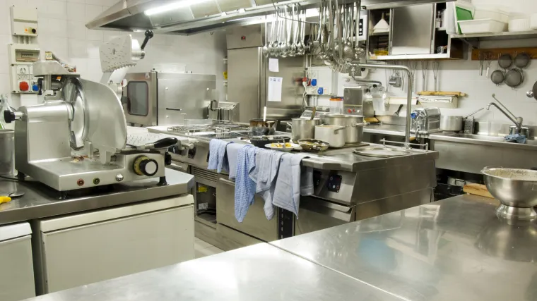 Sezonska radnica otkrila svu okrutnost posla: 'Kad sam se onesvijestila, najbitnije je bilo da skinem majicu restorana'