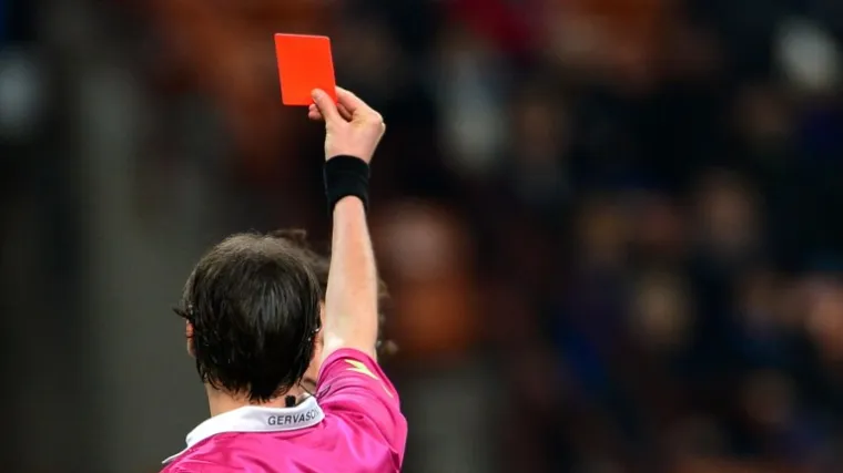 FIFA ga je odabrala da dijeli pravdu na SP-u, a on skuplja mito u domovini