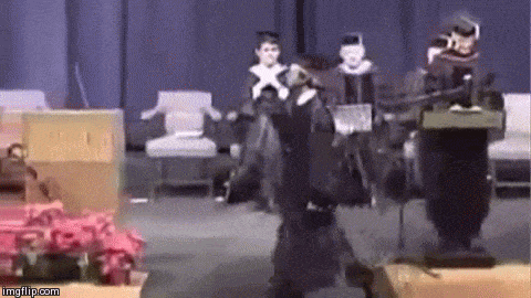 ONI SU NAJBOLJI DOKAZ DA DIPLOMA NIJE JAMSTVO PAMETI: Neviđeno se obrukali baš na dodjeli diploma