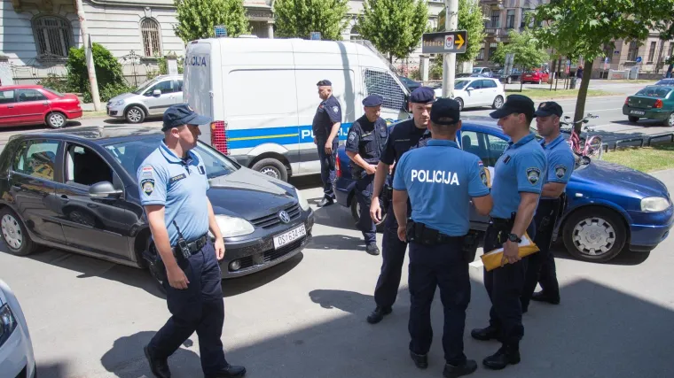 OVO SU LJUDI OSUMNJIČENI ZA PALJENJE KUĆE BIVŠEG DRŽAVNOG ODVJETNIKA: Vođa Čepinske skupine sa suradnicima priveden na sud