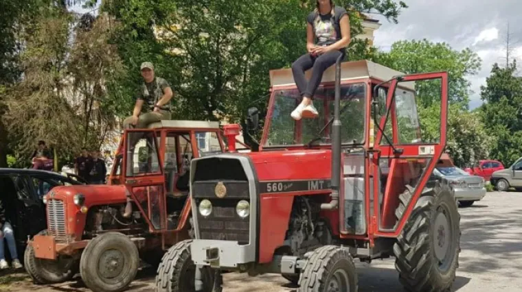 Neki u &scaron;kolu dolaze pje&scaron;ke, neki tatinim Mercedesom, a ove djevojke iz Požege - traktorom!