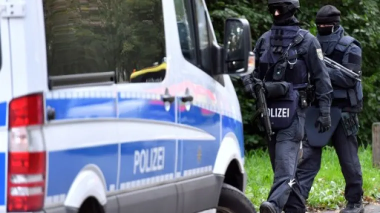 Došao pijan sa željeznom šipkom i prijetio bombama