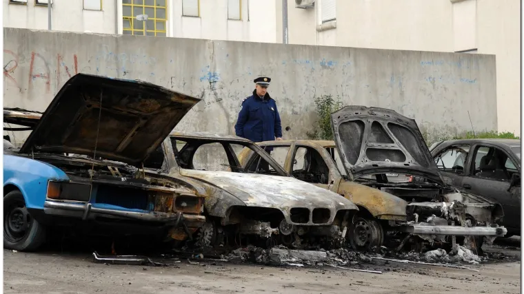 Neobičan incident u Zagrebu: pod okriljem noći u dvori&scaron;nom objektu planula tri automobila