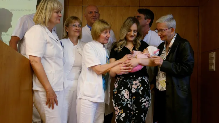 Najljep&scaron;a priča dana: malena Ma&scaron;a bila je velika kao dlan, a danas oti&scaron;la kući kao zdrava beba i svjetski rekorder!