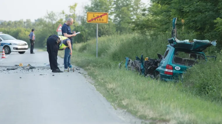U direktnom sudaru autobusa i automobila poginuo mladi vozač