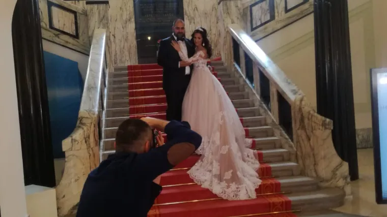 Zanimljiv dan u Saboru: prvo je stigla predsjednica pa se glasovalo, a onda su u Sabor navratili mladenci