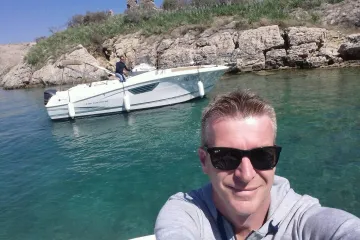 Zapažen je po životnim temama, a nedavno je intervjuirao Thompsonovog menadžera