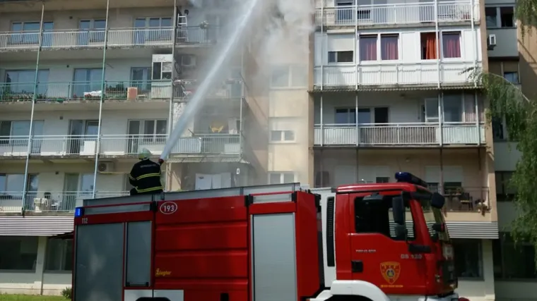Tragedija u Dugom Selu: vatrogasci prona&scaron;li mrtvu ženu u stanu u kojem je buknuo požar