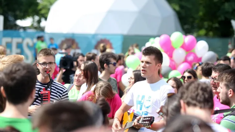 Tisuće ljudi u Zagrebu, u Rijeci organiziran i kontra prosvjed, a u Splitu ih dočekala gerilska akcija građana