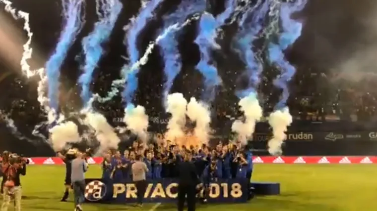 U trenutku kad je podignut trofej nastala je ludnica