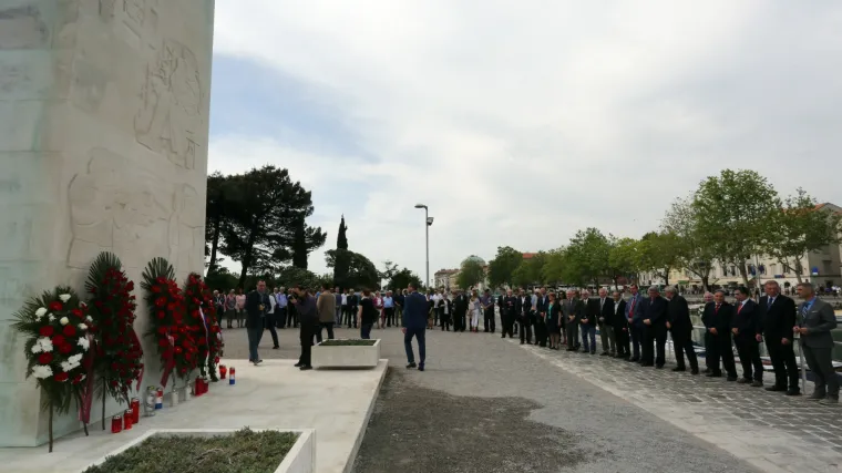 Riječki maturanti i&scaron;arali Spomenik oslobođenja usta&scaron;kim grafitima, gradonačelnik Obersnel pobjesnio