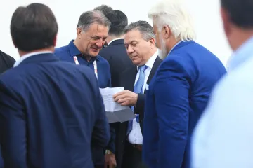 POZNATA LICA U VINKOVCIMA: Na finale Kupa stigli su nogometni čelnici, fotoreporteri 'uhvatili' srdačan pozdrav Mamića i Vrbanovića