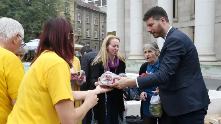 VIDEO Pernara i Živi zid napao proizvođač jagoda jer su besplatno dijelili jagode