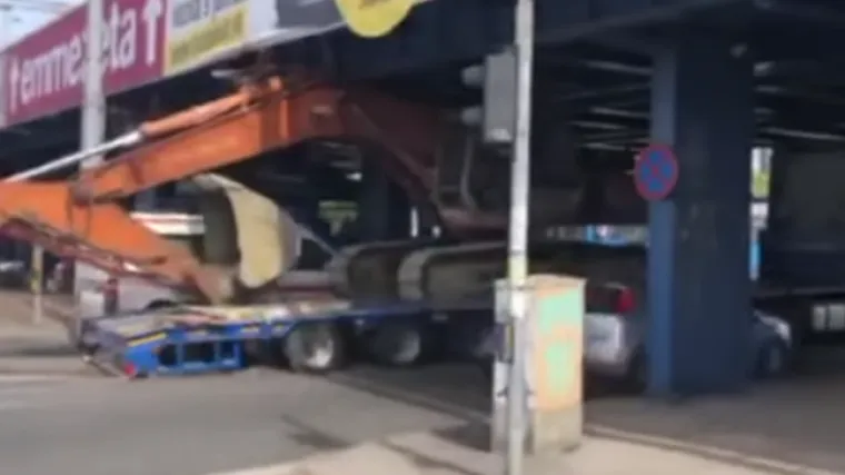 FOTO Kakav lik! U Zagrebu prevozio bager na &scaron;leperu pa odlomio dio nadvožnjaka