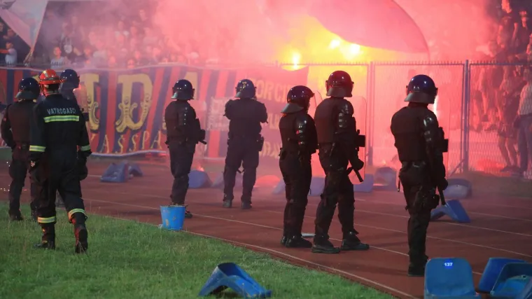 Tragedija izbjegnuta pukom srećom: policajac kojeg su huligani pogodili bakljom zadobio opekline na licu i vratu