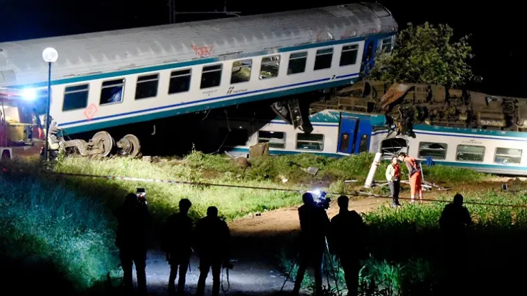 Lokalni vlak naletio na kamion, vagoni iskočili iz tračnica, dvije osobe poginule