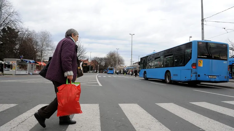 ZET-ov bus naletio na ženu, svjedoci u &scaron;oku: 'Ostala je ležati u vlastitoj lokvi krvi'