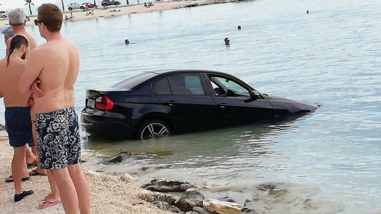Ono kad si splitska 'faca': na plažu do&scaron;ao s nabrijanim BMW-om pa ga je uskoro izvlačio iz mora