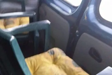 'Ovako srednjoškolci putuju na nastavu. U prtljažniku kombija na plastičnim stolicama za plažu'