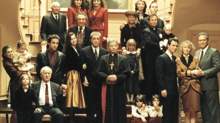 Treći dio Coppoline trilogije počinje 1979. u New Yorku klasičnim obiteljskim okupljanjem (Kum 3)