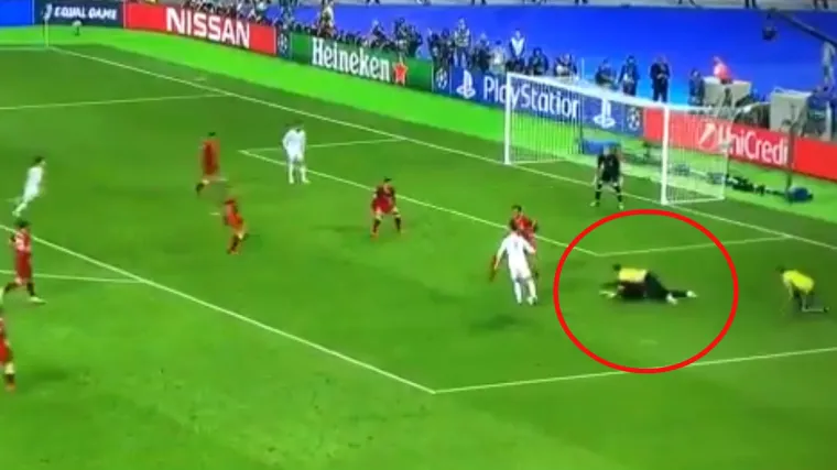 VIDEO Pogledajte trenutak u kojem je huligan uletio na travnjak i zbunio Ronalda koji se spremao zapucati