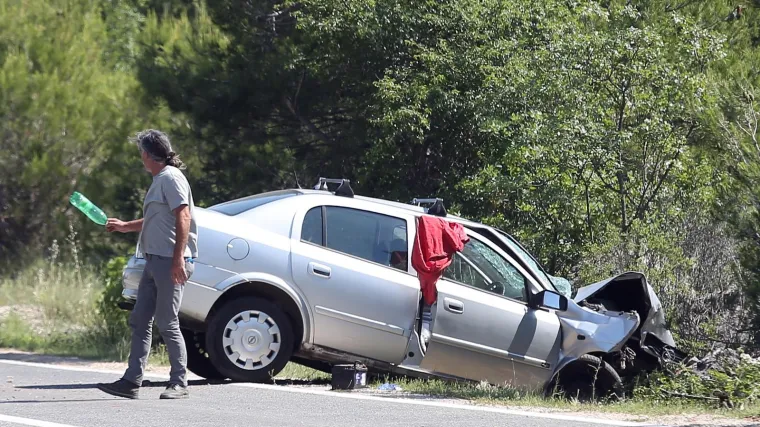 Vozač automobilom sletio s ceste kod kampa i poginuo