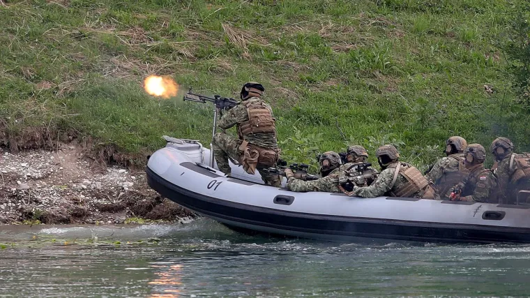 FOTO Vojska na Jarunu pokazala &scaron;to zna i posjeduje: preleti MIG-ova, skokovi padobranaca...