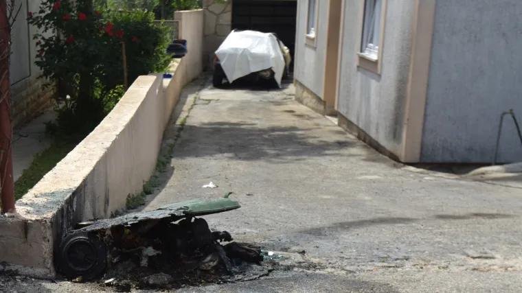 FOTO Uhićena djevojka koja je osumnjičena za paljenje dva autamobila u Zadru, a gorjelo i na otoku Pagu