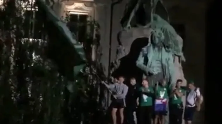 Skandira se hrvatskom treneru, viceprvak 'čestitao' na svoj način