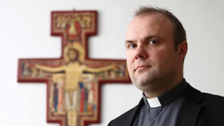 Don Damir Stojić u novom radikalnom ispadu: 'Vjera od žene traži da obavlja svoje stale&scaron;ke dužnosti'