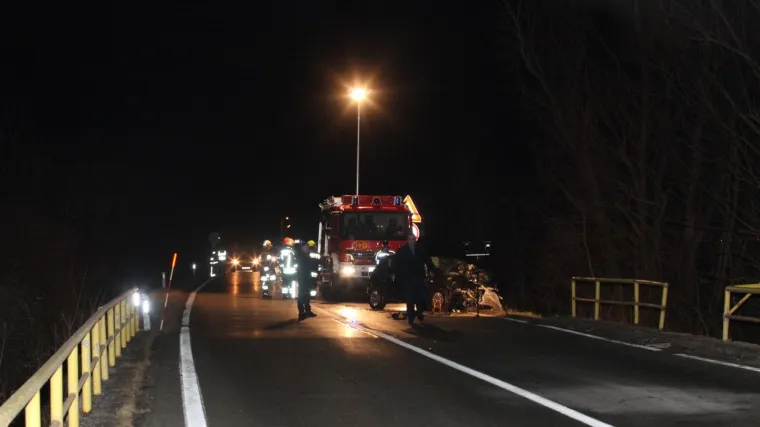 Auto je sletio u kanal i prevrnuo se na krov, 73-godišnjak je preminuo u bolnici