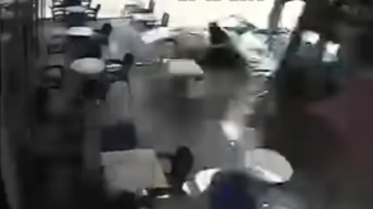 VIDEO Autobus se zabio u kafić na Kosovu, dvoje ljudi poginulo