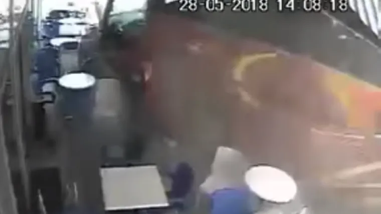 Pogledajte kako je autobus sletio s autoceste pa uletio u kafić