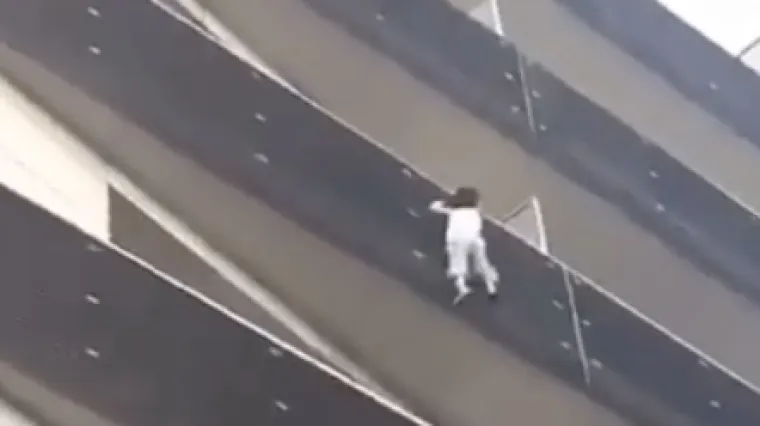 Dok mu je migrant spa&scaron;avao sina od smrti, pogledajte s čim se on bezbrižno zabavljao