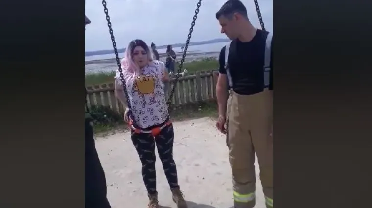 'Ma, draga, nisi se udebljala': zapela u ljuljački u dječjem parku, pa morali zvati policajce