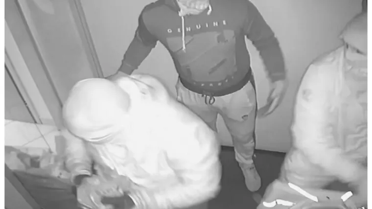 FOTO Kakva bahatost u Brezovici: trojac provalio u benzinsku betonskim blokom