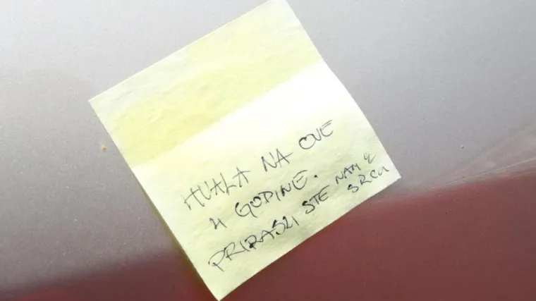 Oblijepili profesoru auto prekrasnim porukama: 'Hvala Vam, prirasli ste nam srcu'