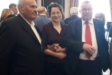 'Manolić i Šeks, budućnost Hrvatske. Svaka sličnost poze sa Škegrinom je slučajna...'