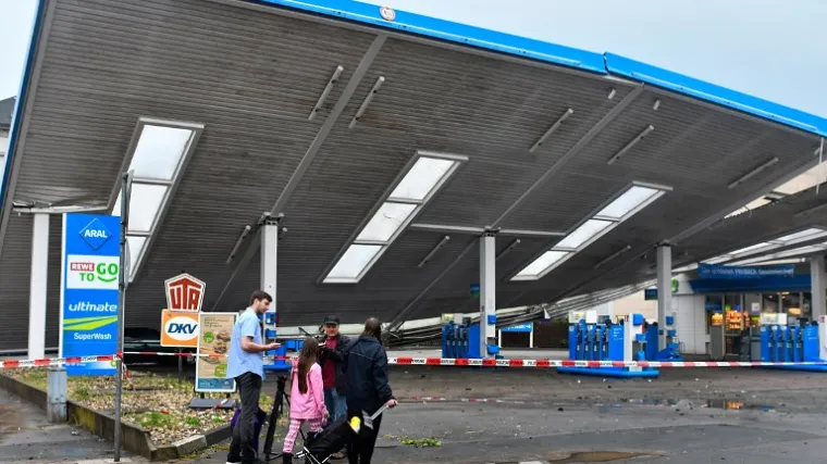 Oluja trgala krovove, obilna ki&scaron;a poplavila podrume...