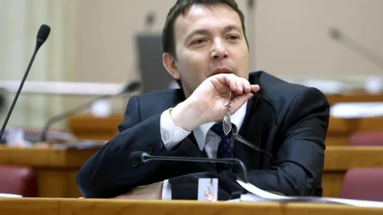 'Na&scaron;a inicijativa za ustavnim promjenama se može zvati Narod odlučuje, a ova koja skuplja potpise Narod potpisuje'