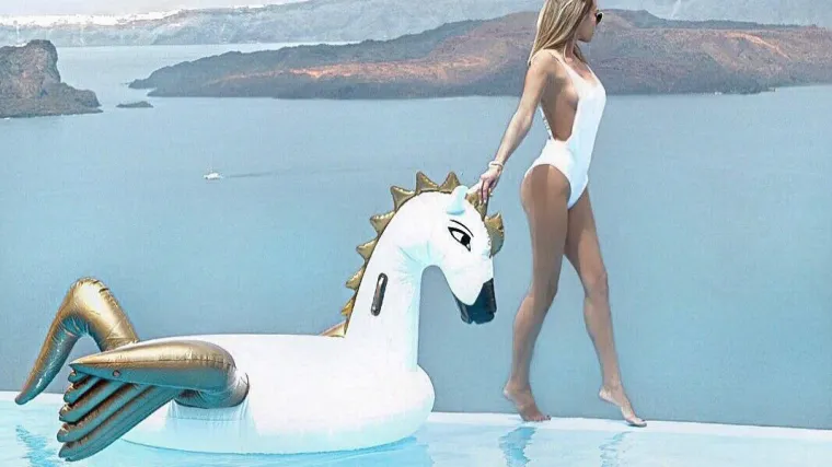 U jednodijelnom badiću pro&scaron;etala skliskim rubom bazena, riskira sve za dobru sliku