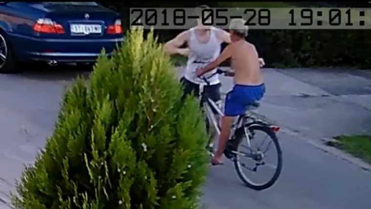 VIDEO Manijak u Srbiji iza&scaron;ao iz BMW-a i na cesti &scaron;akama izudarao 73-godi&scaron;njeg starca