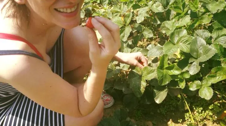 Fotografirala se u haljini među jagodama pa napravila pogre&scaron;ku od koje se mnogima digla kosa na glavi