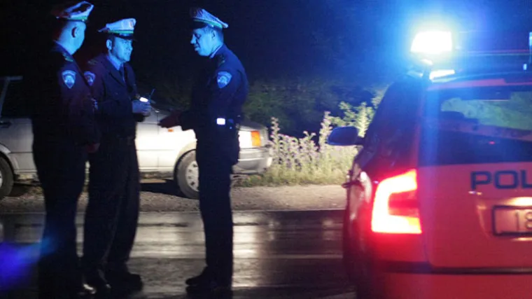 Noćna potjera u Donjem Lapcu: kombijem prevozio migrante preko granice, a policija krenula u paljbu