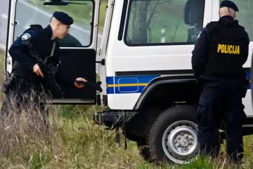 Krijumčar ljudi nije htio zaustaviti kombi, uslijedila pucnjava u kojoj je ozlijeđeno dvoje djece