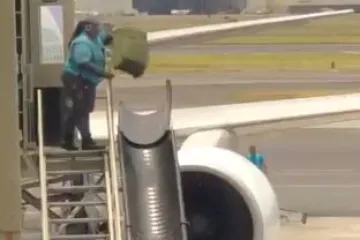 Putnica snimila zaposlenicu aerodroma; evo što radi s koferima